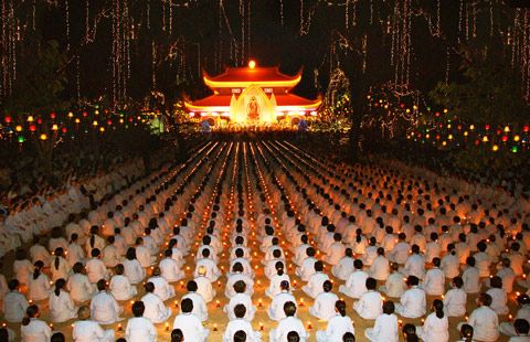 Đêm lễ vía Đức Phật A Di Đà với hàng nghìn người tham dự 