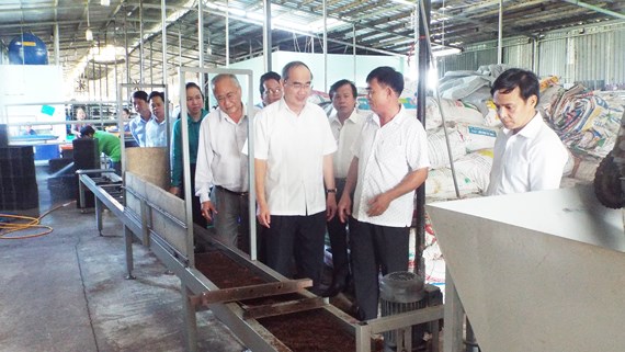 Bí thư Thành ủy TPHCM Nguyễn Thiện Nhân tham quan một cơ sở sản xuất ở xã Xuân Thới Sơn, huyện Hóc Môn